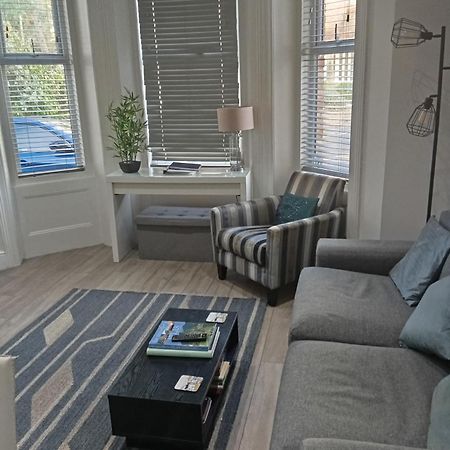 Stylish Apartment In Victorian Conversion Free Parking & Private Patio Close To Beach Town Centre & Bic Bournemouth Eksteriør bilde