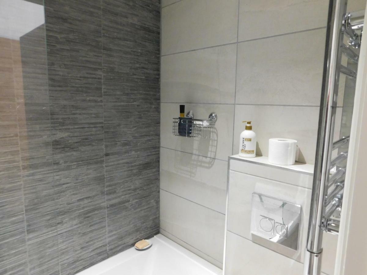 Stylish Apartment In Victorian Conversion Free Parking & Private Patio Close To Beach Town Centre & Bic Bournemouth Eksteriør bilde